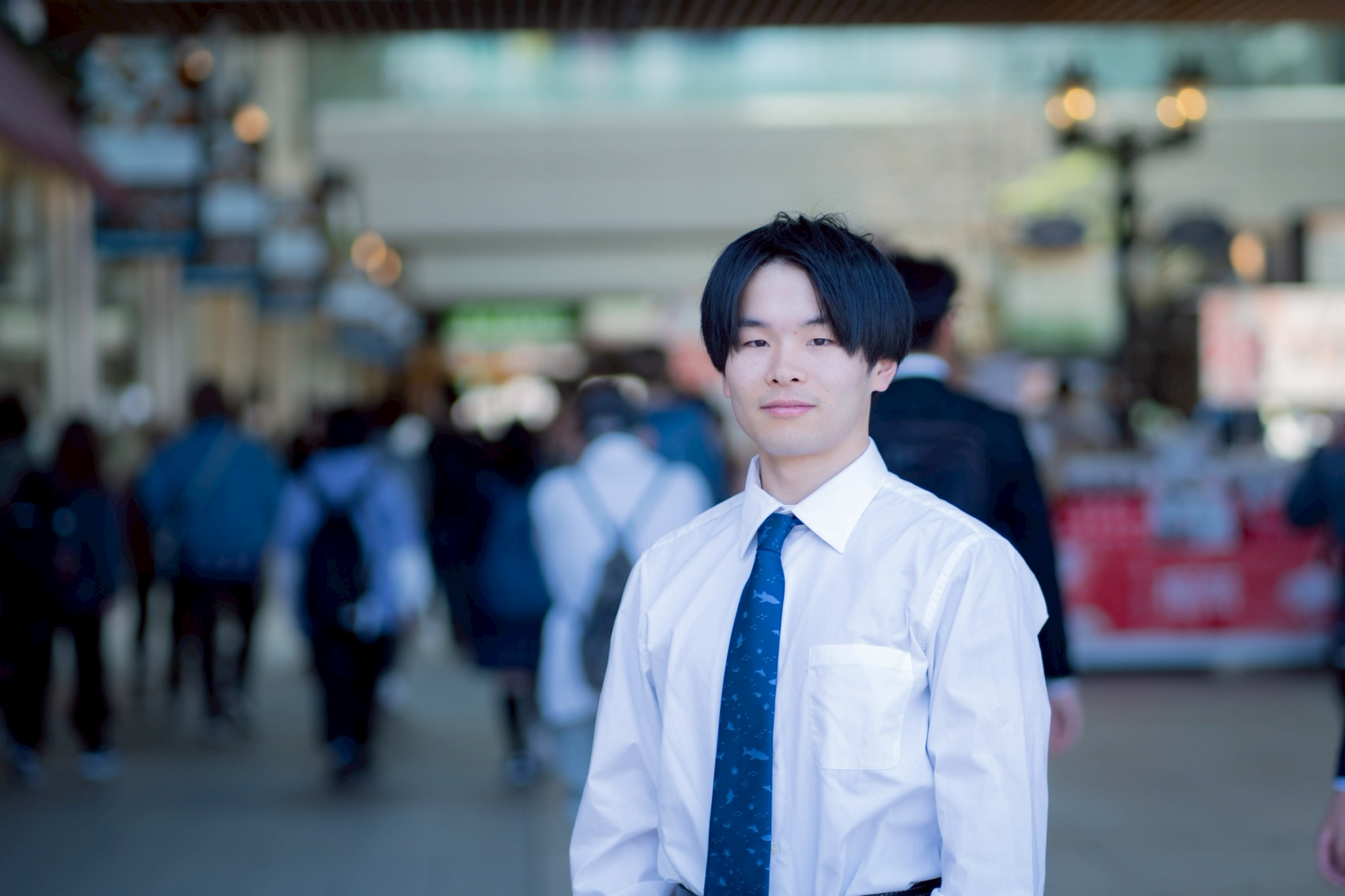 街中でこちらを見る櫻井理也